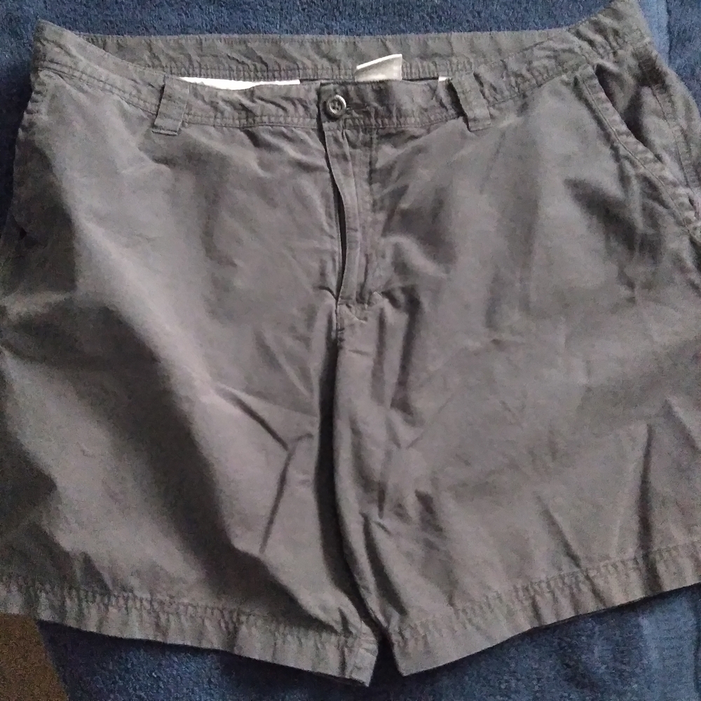 Under Armour Mens size 40 HEATGEAR Tan Khaki Casual Shorts